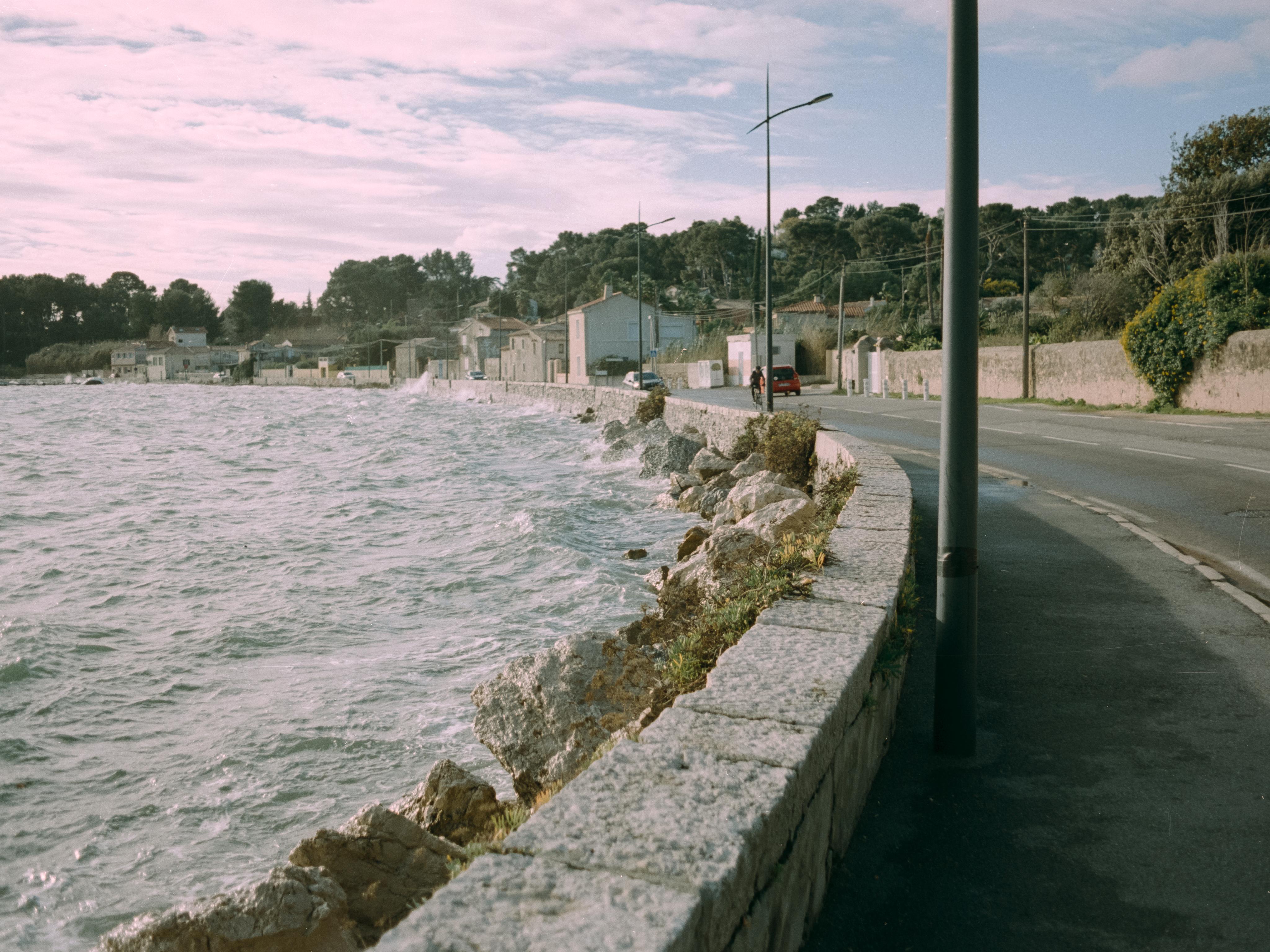 White and grey waves